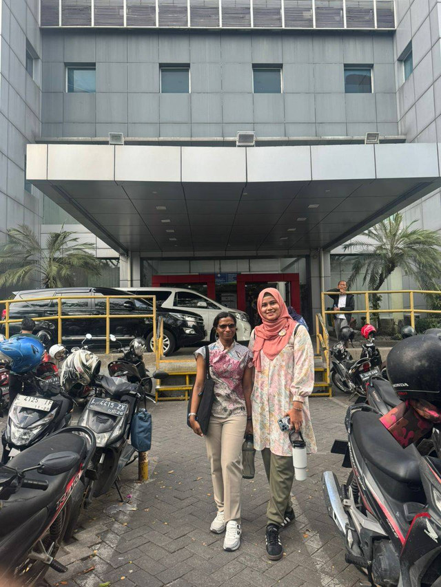 Foto saya dan teman saya di depan Rumah Sakit Universitas Airlangga