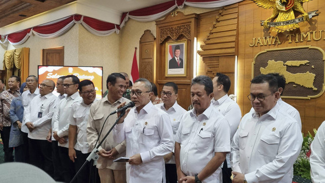 Menteri Koordinator Bidang Pangan, Zulkifli Hasan (tengah) beserta menteri lainnya usai Rapat Koordinasi (Rakor) Bidang Pangan di Gedung Grahadi, Surabaya, Selasa (7/1/2025). Foto: Farusma Okta Verdian/kumparan