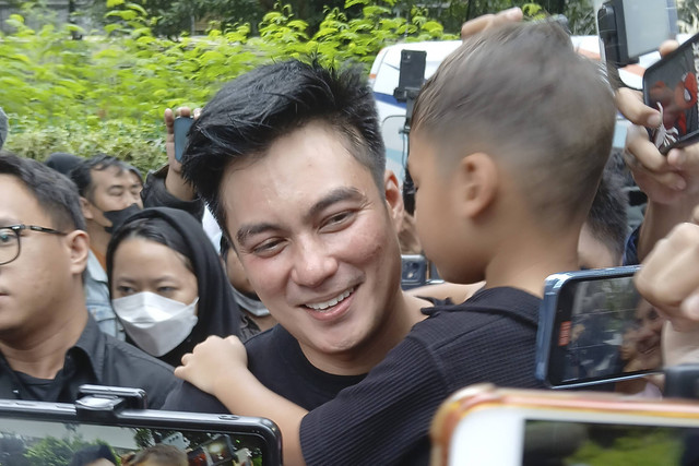 Artis Baim Wong menggendong anaknya usai ayahnya meninggal di Menteng, Jakarta Pusat, Selasa (7/1/2025). Foto: Vincentius Mario/kumparan