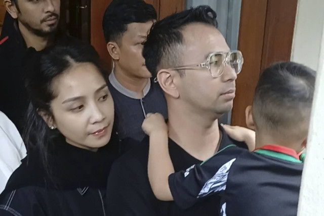 Pasangan artis Raffi Ahmad dan Nagita Slavina melayat ke rumah duka ayah Baim Wong di Menteng, Jakarta Pusat, Selasa (7/1/2025). Foto: Vincentius Mario/kumparan