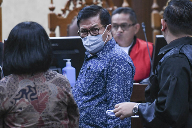 Terdakwa suap dan gratifikasi pengurusan perkara Gregorius Ronald Tannur, Erintuah Damanik (tengah) menjalani sidang di Pengadilan Tipikor, Jakarta, Selasa (7/1/2025). Foto: Hafidz Mubarak A/ANTARA FOTO