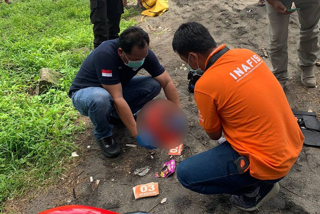 Polisi melakukan olah tempat kejadian perkara (TKP) penemuan mayat bayi di muara Sungai Opak, Parangtritis, Kapanewon Kretek, Kabupaten Bantul, Selasa (7/1/2025). 
 Foto: Polres Bantul