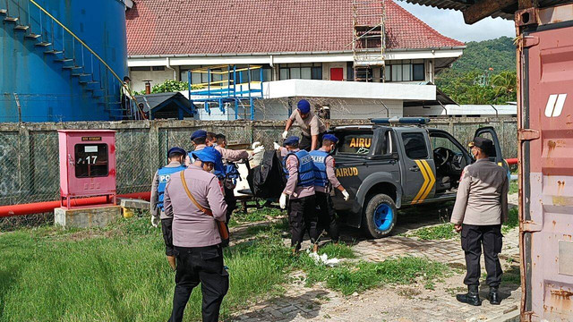 Polisi mengevakuasi mayat pria tanpa identitas yang ditemukan di pantai dekat PT Dover Chemical, Kecamatan Grogol, Kota Cilegon pada Senin (6/1/2025). Foto: kumparan