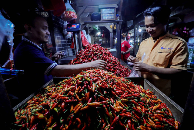 Pedagang menata cabai rawit di Pasar Senen, Jakarta, Selasa (7/1/2025). Foto: Jamal Ramadhan/kumparan