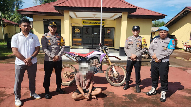 Pelaku curanmor saat ditahan di Mapolsek Kendawangan. Foto: Dok. Polres Ketapang