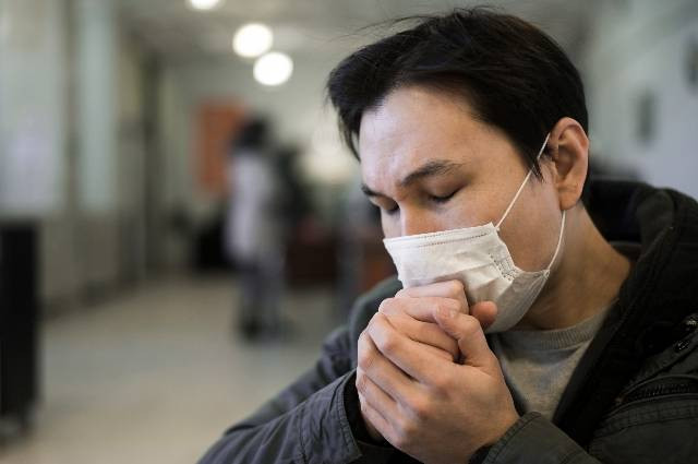 HMPV, flu, dan COVID-19 berbeda dalam gejala dan fatalitas. HMPV tidak mematikan, flu umum, sedangkan COVID-19 cepat menyebar. Tetap waspada! (foto: Freepik)