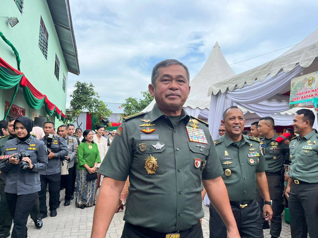 Kepala Staf Angkatan Darat Jenderal Maruli Simanjuntak di Panti Asuhan Bait Allah, Kota Medan, Sumut, pada Selasa (7/12). Foto: Tri Vosa/kumparan