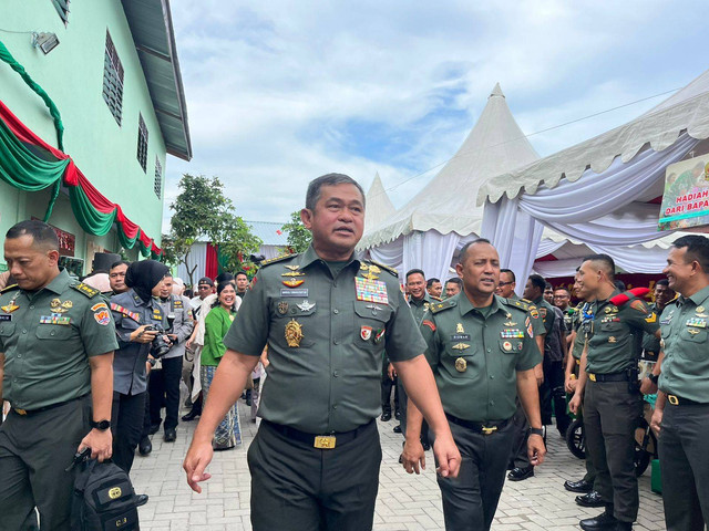 Kepala Staf Angkatan Darat Jenderal Maruli Simanjuntak di Panti Asuhan Bait Allah, Kota Medan, Sumut, pada Selasa (7/12). Foto: Tri Vosa/kumparan