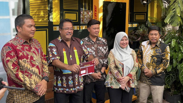 Ketua KPU Jakarta Wahyu Dinata menyerahkan undangan penetapan terpilih kepada Wakil Gubenur Jakarta Terpilih Rano Karno, Selasan (7/1/2025).  Foto: Rayyan Farhansyah/kumparan