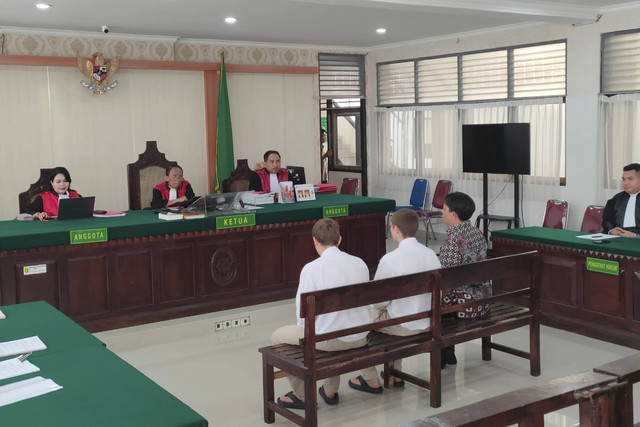 WN Ukraina Ivan Volovod (32) dan Mykyta Volovod (32) saat menjalani sidang tuntutan di Pengadilan Negeri (PN) Denpasar, Bali, Selasa (7/1/2025). Foto: Denita BR Matondang/kumparan