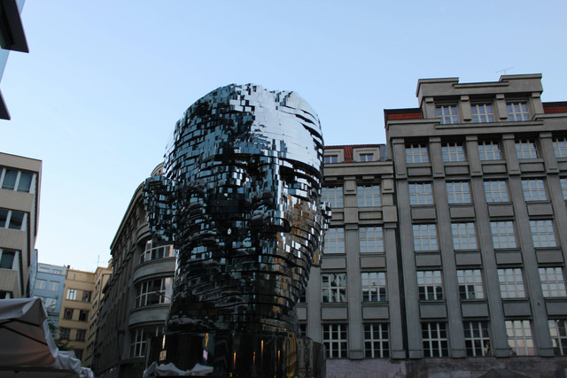 Patung kepala Franz Kafka yang berada di Praha. Foto : unsplash.com