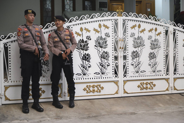 Petugas kepolisian berjaga saat KPK melakukan penggeledahan rumah Sekjen PDI Perjuangan Hasto Kristiyanto di Bekasi, Jawa Barat, Selasa (7/1/2025). Foto: Iqbal Firdaus/kumparan