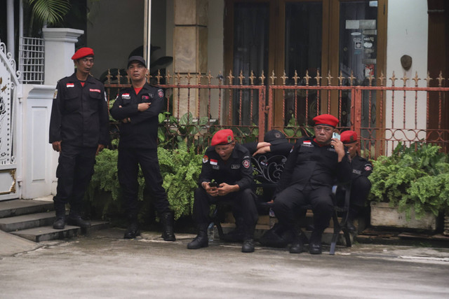 Satgas Cakra Buana, saat KPK menggeledah rumah sekjen PDIP Hasto Kristiyanto di Bekasi, Jawa Barat, Selasa (7/1/2025). Foto: Iqbal Firdaus/kumparan