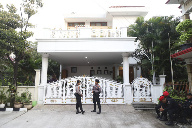 Petugas kepolisian berjaga saat KPK melakukan penggeledahan rumah Sekjen PDI Perjuangan Hasto Kristiyanto di Bekasi, Jawa Barat, Selasa (7/1/2025). Foto: Iqbal Firdaus/kumparan