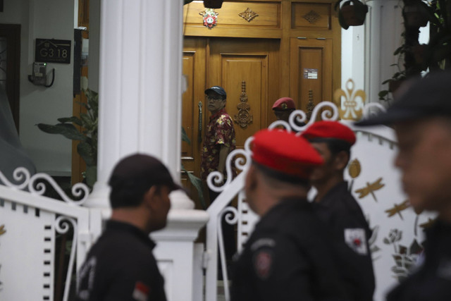 Petugas penyidik KPK melakukan penggeledahan rumah Sekjen PDI Perjuangan Hasto Kristiyanto di Bekasi, Jawa Barat, Selasa (7/1/2025). Foto: Iqbal Firdaus/kumparan