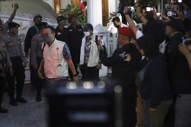 Petugas penyidik KPK berjalan keluar usai melakukan penggeledahan rumah Sekjen PDI Perjuangan Hasto Kristiyanto di Bekasi, Jawa Barat, Selasa (7/1/2025). Foto: Iqbal Firdaus/kumparan