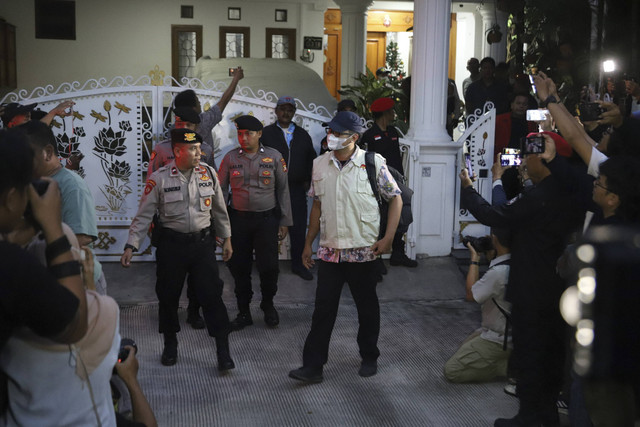 Petugas penyidik KPK berjalan keluar usai melakukan penggeledahan rumah Sekjen PDI Perjuangan Hasto Kristiyanto di Bekasi, Jawa Barat, Selasa (7/1/2025). Foto: Iqbal Firdaus/kumparan