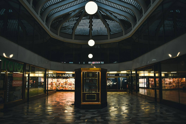 Uniqlo di Central Park lantai berapa.  Foto hanya ilustrasi, bukan tempat sebenarnya. Sumber: Unsplash/ion fet