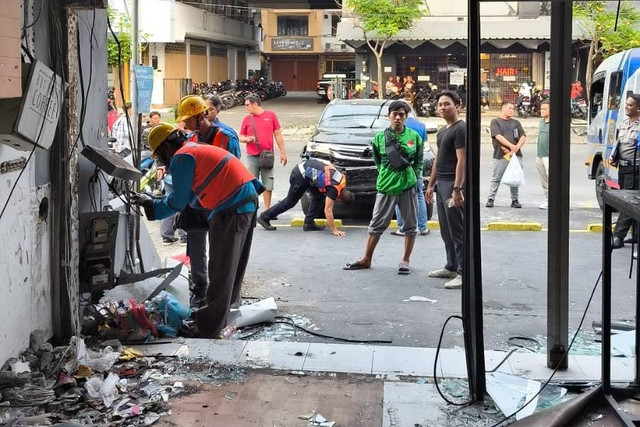 Mobil Pajero menabrak toko percetakan atau printing di Jalan Klampis Jaya, Kecamatan Sukolilo, Surabaya, Selasa (7/1/2024). Foto: Dok. Istimewa