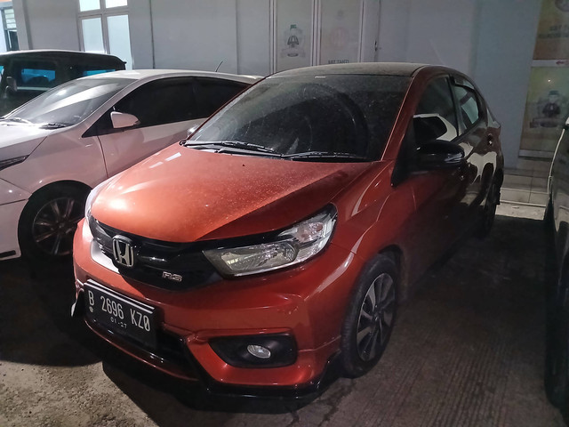 Barang bukti mobil Honda Brio pada kasus penembakan di rest area Tol Tangerang-Merak, Selasa (7/1/2025). Foto: kumparan