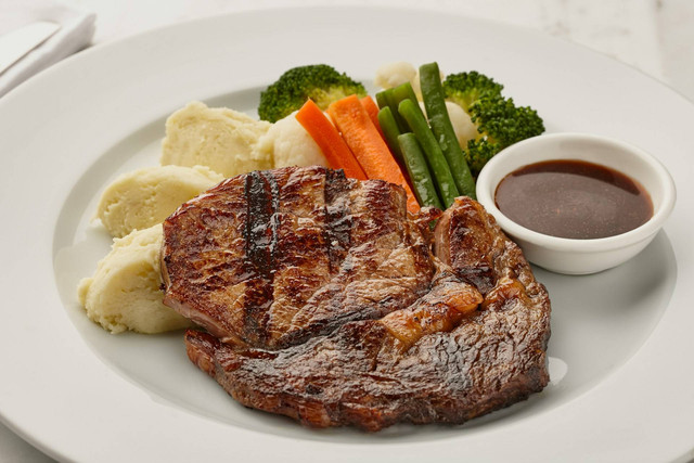 Steak Enak Murah di Semarang. Foto hanya ilustrasi, bukan tempat sebenarnya. Sumber: unsplash.com/Orkun Orcan.