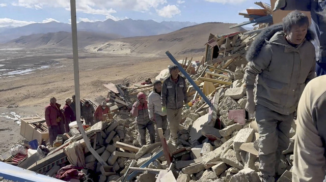 Tim penyelamat bekerja di tengah reruntuhan setelah gempa bumi di lokasi yang disebutkan sebagai Kota Shigatse, Daerah Otonomi Tibet, China, Selasa (7/1/2025). Foto: Tibet Fire and Rescue via REUTERS