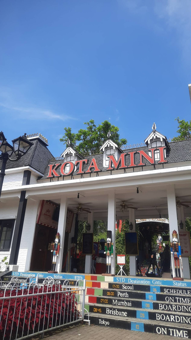 Pintu Masuk Kota Mini Floating Market (Dokumentasi Pribadi)