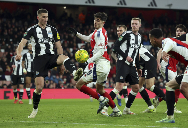 Pemain Newcastle United Sven Botman beraksi dengan pemain Arsenal Kai Havertz pada pertandingan leg pertama semi final Piala Carabao antara Arsenal vs Newcastle United di Stadion Emirates, London, Inggris, Selasa (7/1/2025) malam WIB. Foto: Ian Walton/REUTERS