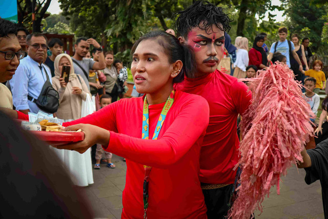 Antusias Wisatawan dalam Pertunjukkan Kuda Lumping. (Sumber: Shalsabhilla Putri)