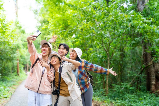 Ilustrasi liburan bersama sahabat. Foto: Shutterstock