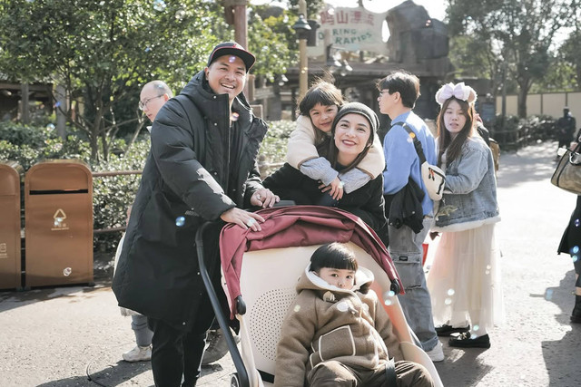 Glenn Alinskie dan Chelsea Olivia saat berlibur di Disneyland China bersama kedua anaknya. Foto: Instgram / @glennalinskie