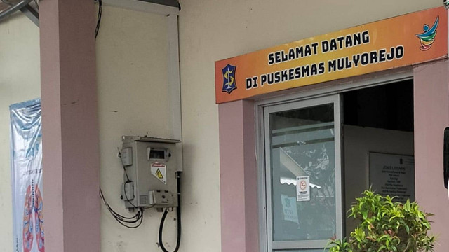 Potret pintu masuk Puskesmas Mulyorejo Surabaya