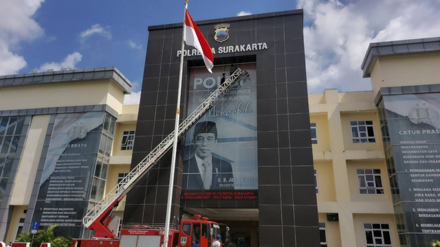 Poster Presiden Ke-7 Jokowi yang terpampang di Polresta Surakarta diturunkan, Rabu (8/1/2025). Foto: kumparan