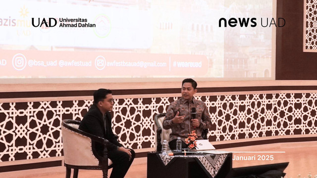 Penyampaian Materi pada Seminar Nasional Sastra dan Diplomasi (Dok. Alfia)