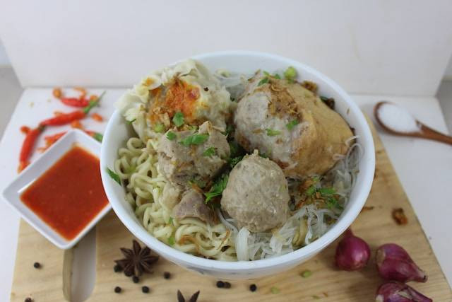 Bakso enak murah di Semarang. Foto hanyalah ilustrasi, bukan tempat yang sebenarnya. Sumber: Unsplash/Muhammad Arifin Nursalim