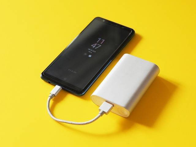 Ilustrasi power bank dengan kapasitas daya 15000 mAh. Foto: Pixabay