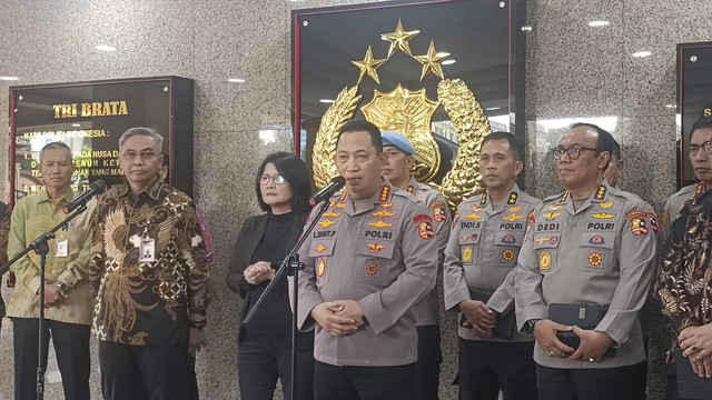 Kapolri Jenderal Listyo Sigit terima audiensi dari pimpinan KPK di Mabes Polri, Jaksel, Rabu (8/1/2025). Foto: Thomas Bosco/kumparan