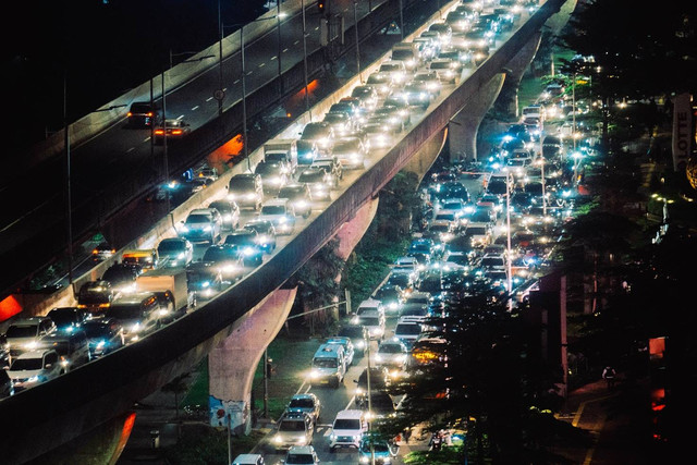 Jam Ganjil Genap di Jakarta. Foto kepadatan lalu lintas Jakarta. Sumber: Unsplash/Marcel Ardivan.