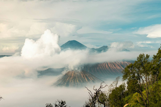 Bromo Hillside. Foto Hanya Ilustrasi, Bukan Tempat Sebenarnya. Sumber Unsplash Yusron El Jihan