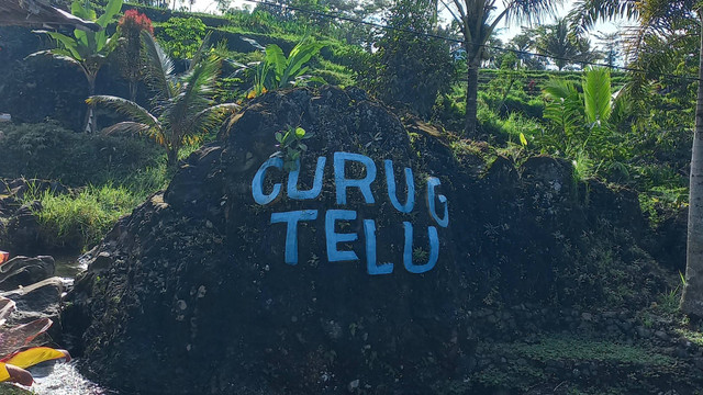 Batu di Pintu Masuk Curug Telu (Foto oleh: Ratih Indraswari).