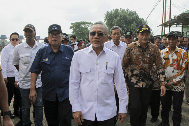 Menteri Koordinator Bidang Pangan Zulkifli Hasan (tengah) berjalan saat kunjungan kerja di Mlirip, Tarik, Sidoarjo, Jawa Timur, Selasa (7/1/2025). Foto: Umarul Faruq/ANTARA FOTO