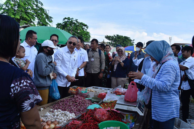 Menko Bidang Pangan Zulkifli Hasan (Zulhas) meninjau harga pangan di Sidoarjo, Jawa Timur. Dok: Kemendag