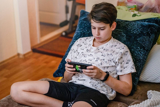 Ilustrasi anak kecanduan gadget ( sumber: https://pixabay.com/photos/teenager-video-game-indoors-sofa-6981761/ )