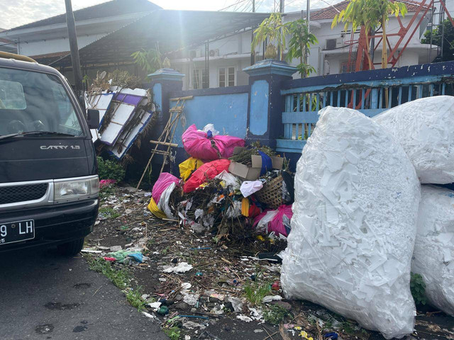 gambar di ambil oleh penulis di daerah kotabaru, Yogyakarta. Banyaknya tumpukan sampah