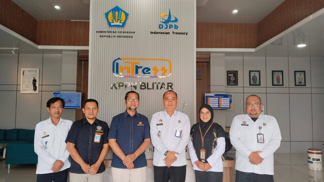 Rupbasan Blitar Menghadiri Undangan Monitoring dan Evaluasi Pelaksanaan dan Pertanggungjawaban Anggaran di KPPN BlitarBlitar - Rabu, 08 Januari 2025 Kepala Rupbasan Kelas II Blitar didampingi Kasubsi Adm dan Pengelolaan, beserta tim Keuangan menghadiri kegiatan monitoring dan evaluasi pelaksanaan dan pertanggungjawaban anggaran yang dilaksanakan di KPPN Blitar.Kegiatan tersebut dilaksanakan Sebagai bentuk program penguatan peran Kantor Pelayanan Perbendaharaan Negara(KPPN) selaku Finansial Advisor, dan bertujuan untuk menilai sejauh mana implementasi anggaran yang telah direncanakan serta memastikan bahwa semua proses administratif berjalan sesuai dengan peraturan yang berlaku.(Humas Rupbasan Blitar Kanwil Kemenkumham Jawa Timur)@kemenimipas@ditjenpas@ditjenpas.jatim@hardi_bayu