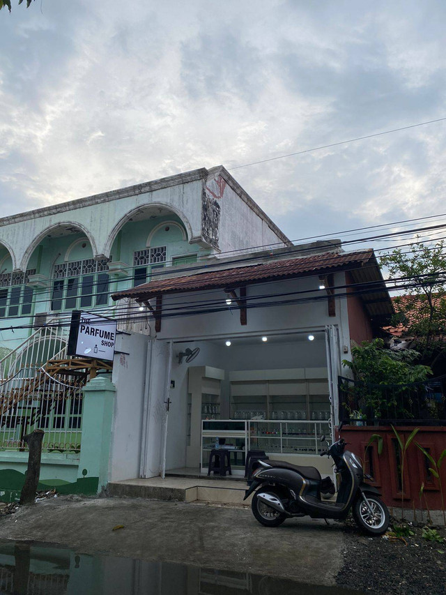 Tampilan depan toko The Parfume Shop yang berada di Jl. Teratai No.46, Klego, Kec. Pekalongan Timur, Kota Pekalongan, Jawa Tengah. Foto : Mahasiswa Unikal