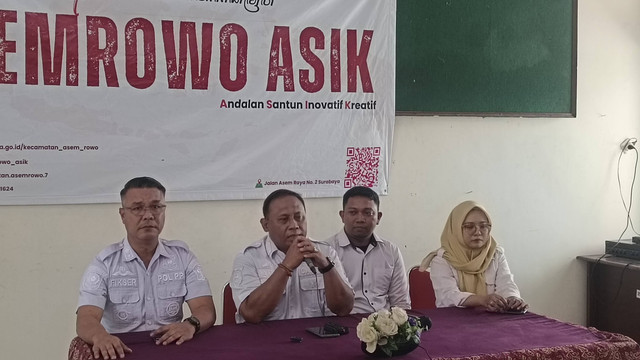 Dari kiri: Kepala Diskominfo Surabaya M. Fikser, Camat Asemrowo Mohammad Khusnul Amin, Alfian, dan Devi, di kantor Kecamatan Asemrowo, Rabu (8/1/2025). Foto: Farusma Okta Verdian/kumparan