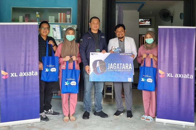 Penyerahan perangkat JAGATARA. Foto: Dok. XL Axiata