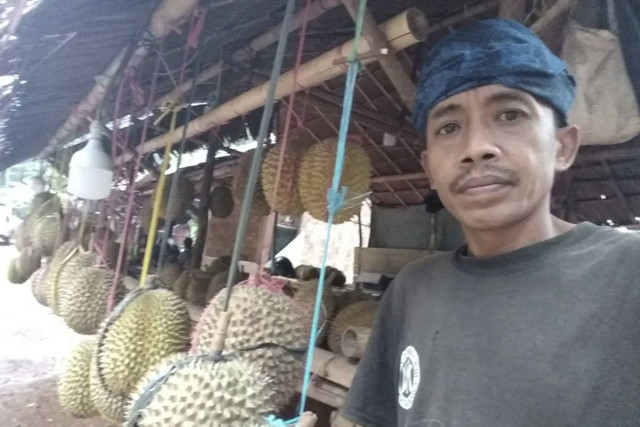 Warga Badui berjualan buah durian di ruas jalan menuju kawasan permukiman saba budaya Badui di pedalaman Kabupaten Lebak, Banten. Foto: Mansyur/Antara