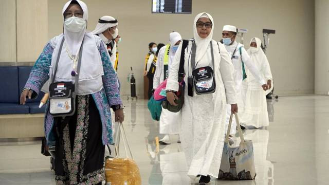 Jemaah Haji asal Sulawesi Utara tahun 2022 saat tiba di Bandara Sam Ratulangi Manado. (foto: dokumen)